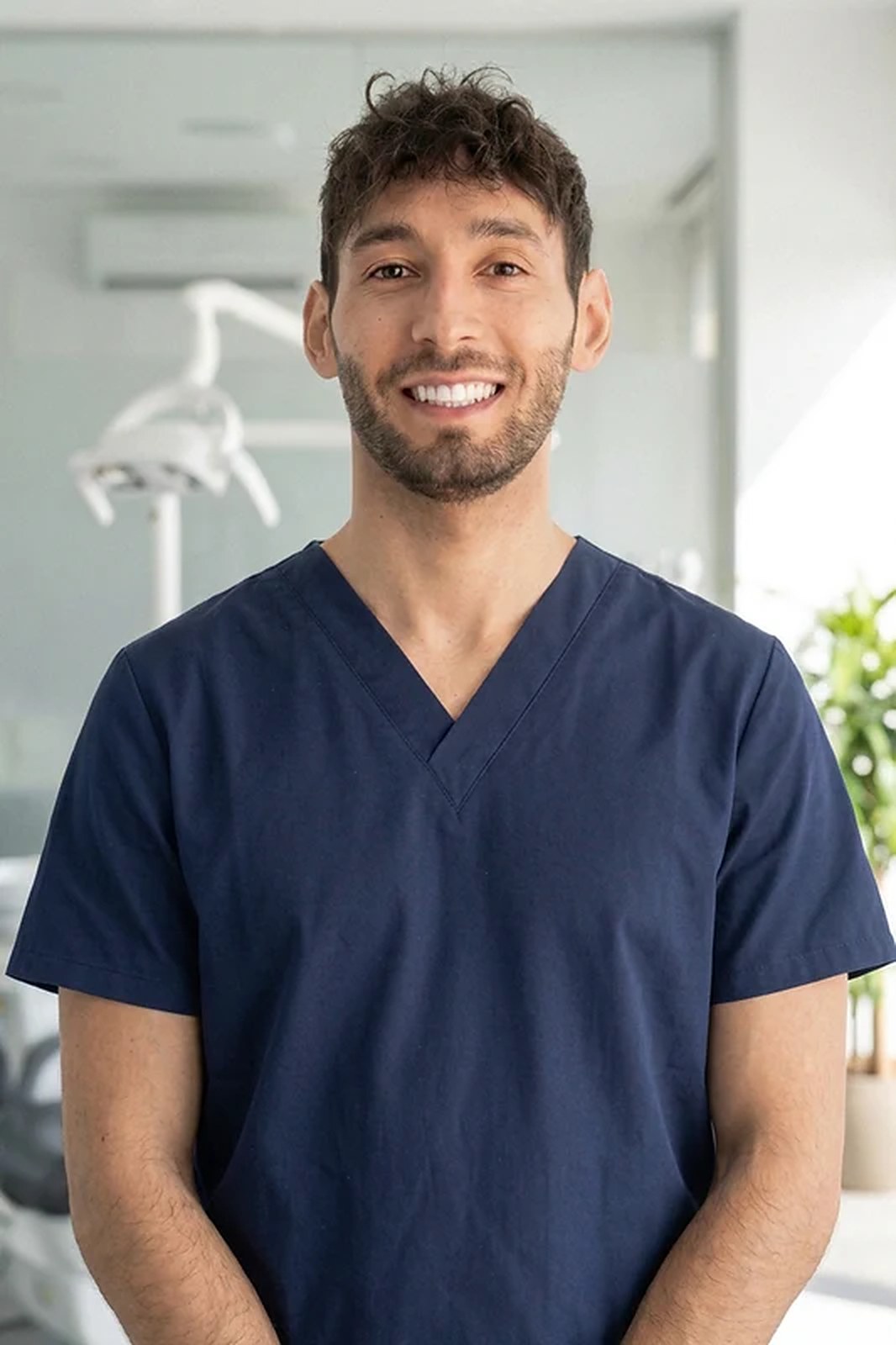 Dott. Antonio Rizzica, igienista dentale, nello studio in cui lavora