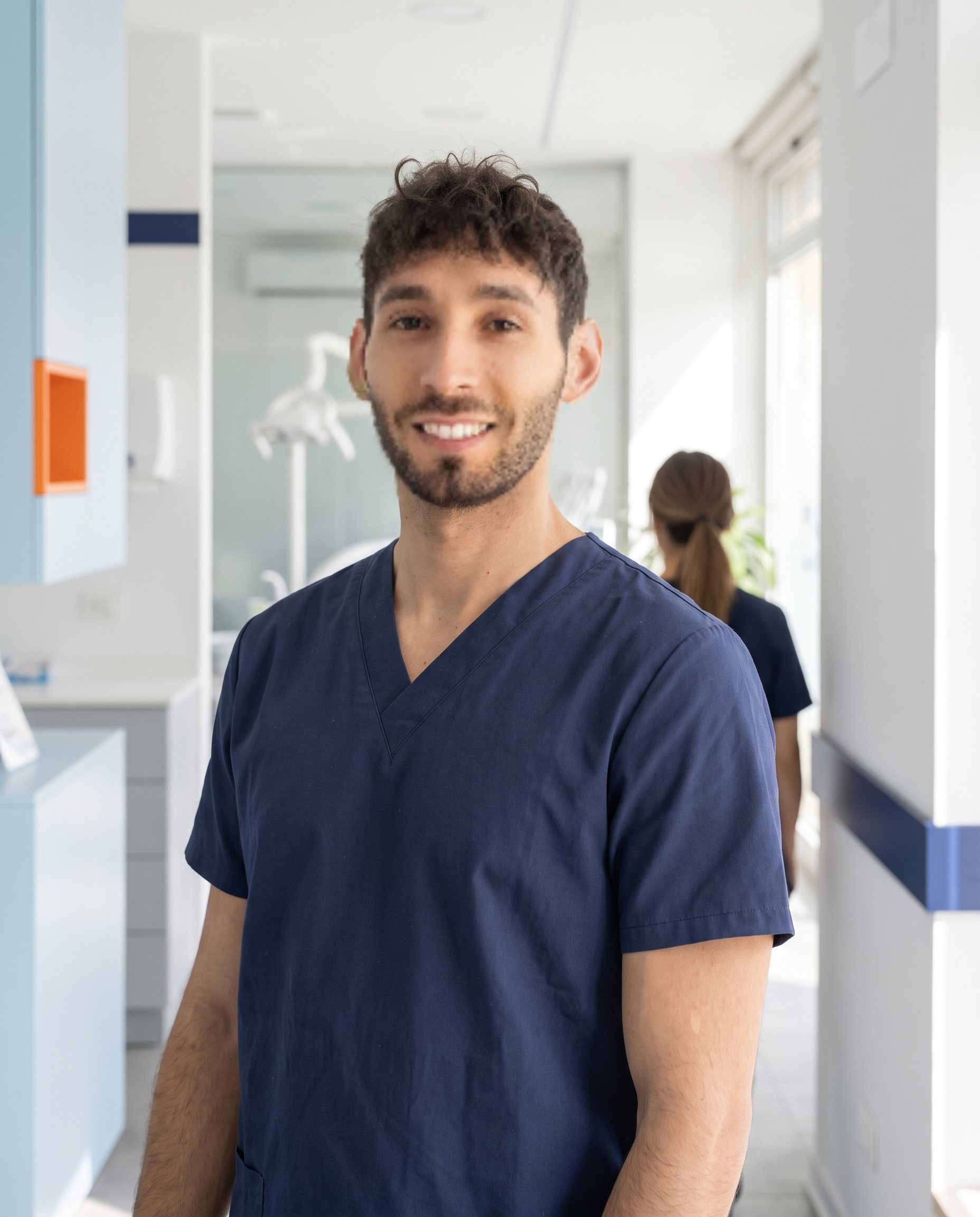Igienista dentale a Pisa: il Dott. Antonio Rizzica, igienista dentale, nello studio in cui lavora a Ghezzano